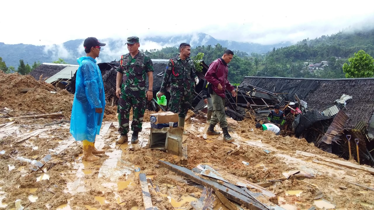 Bahu Membahu , TNI Bantu Evakuasi dan Pencarian Korban Longsor di Cisolok Sukabumi