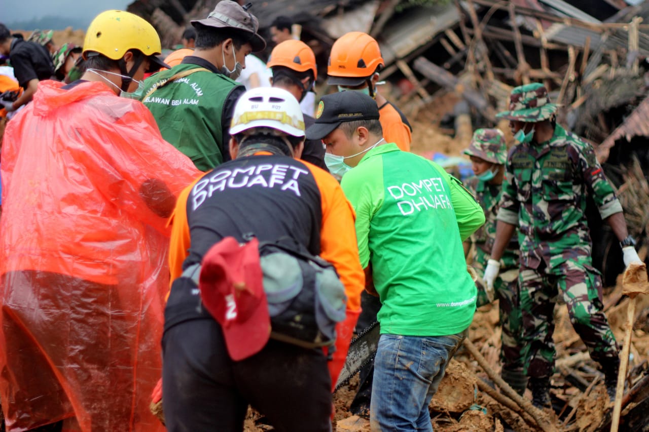 Dompet Dhuafa Terjun Langsung Evakuasi Korban Longsor di Sukabumi