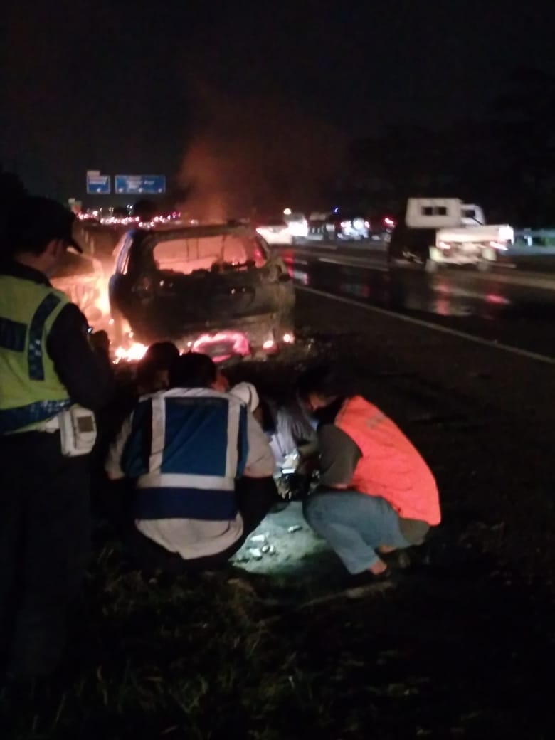 Diduga Konsleting, Mobil Terbakar di Tol Jagorawi