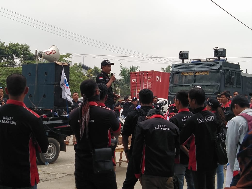 PHK Sepihak, Sejumlah Karyawan di Serang Lakukan Aksi Demo