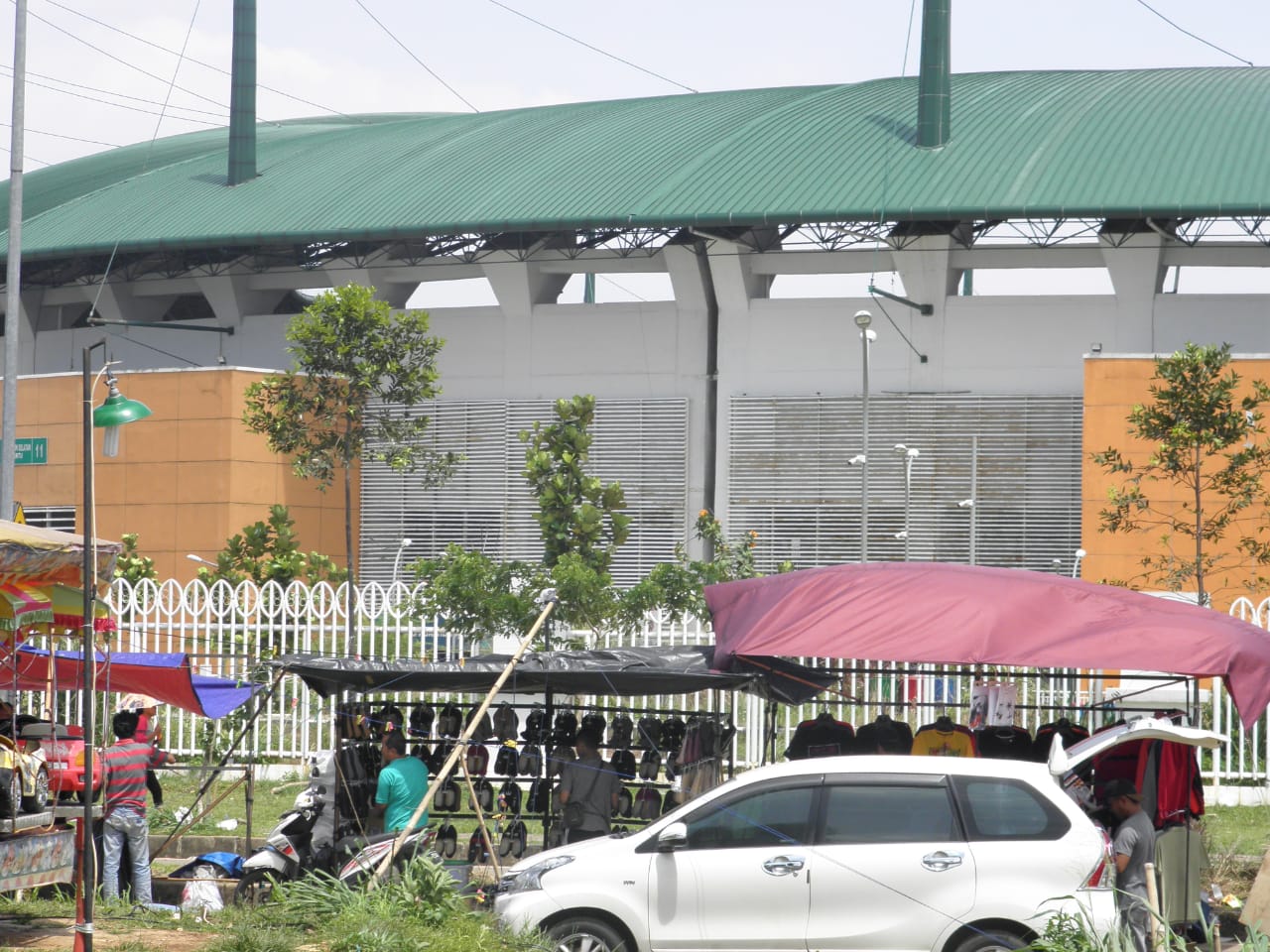 Pedagang di Cibinong Manfaatkan Mobil Mewah Sebagai Sarana Usaha