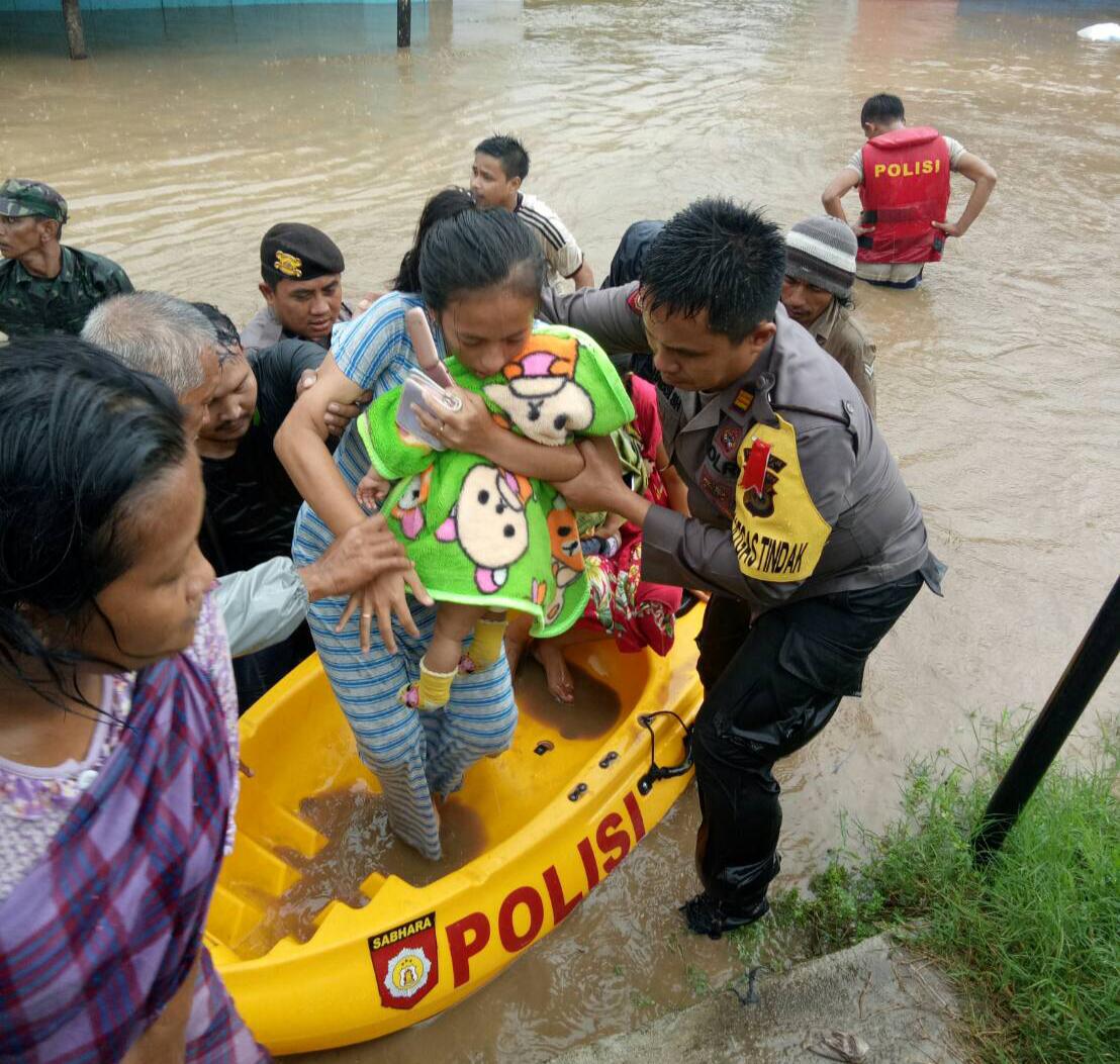 Polres Gowa Turunkan Sejumlah Personil Bantu Evakuasi Korban Bencana Alam
