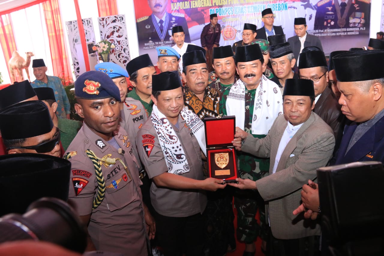Kapolri bersama Panglima TNI menghadiri Acara Silaturahmi Kebangsaan di Ponpes Khas Kempek Cirebon