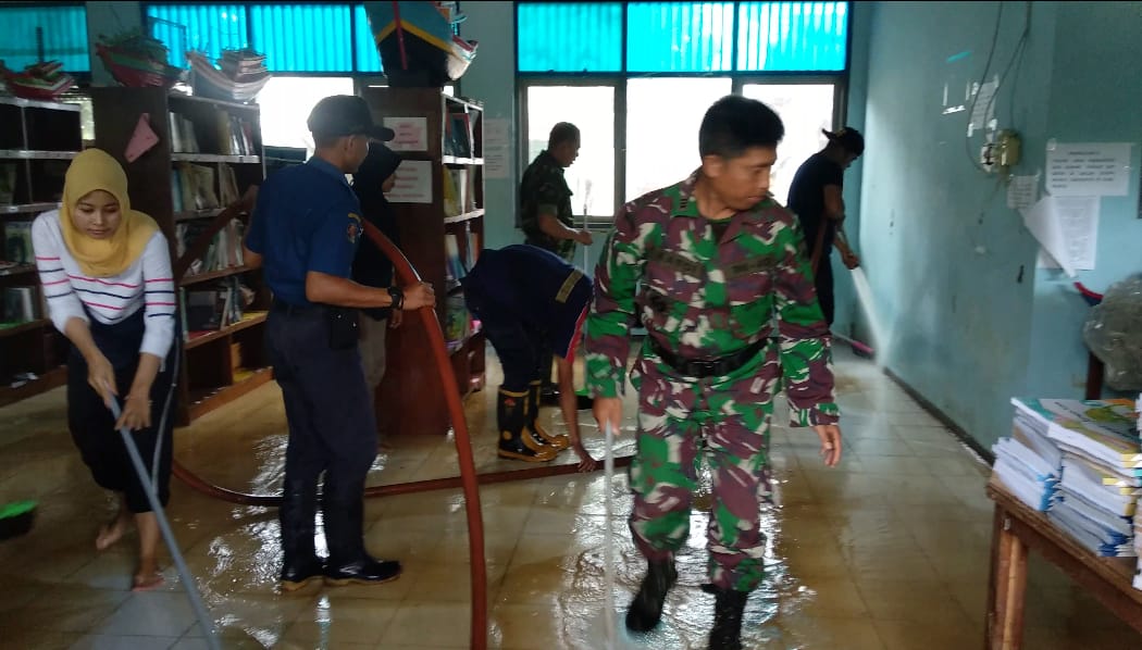 Pasca Banjir di Batang, Koramil 10 Kerahkan Personel Bersihkan Sekolah