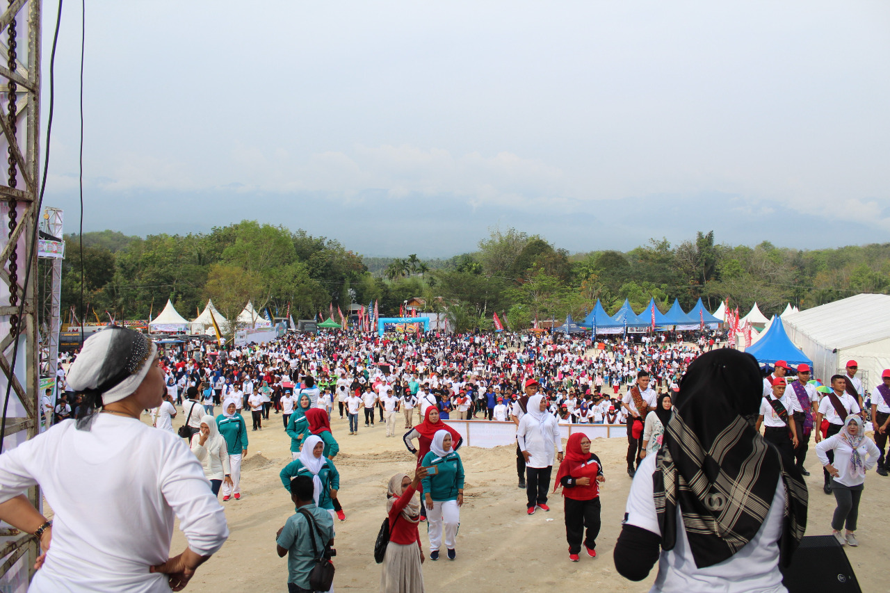 Tumpah Ruah, Lapangan Pasir Putih Dipadati Warga Meriahkan Acara Millennial Road Safety Festival 2019