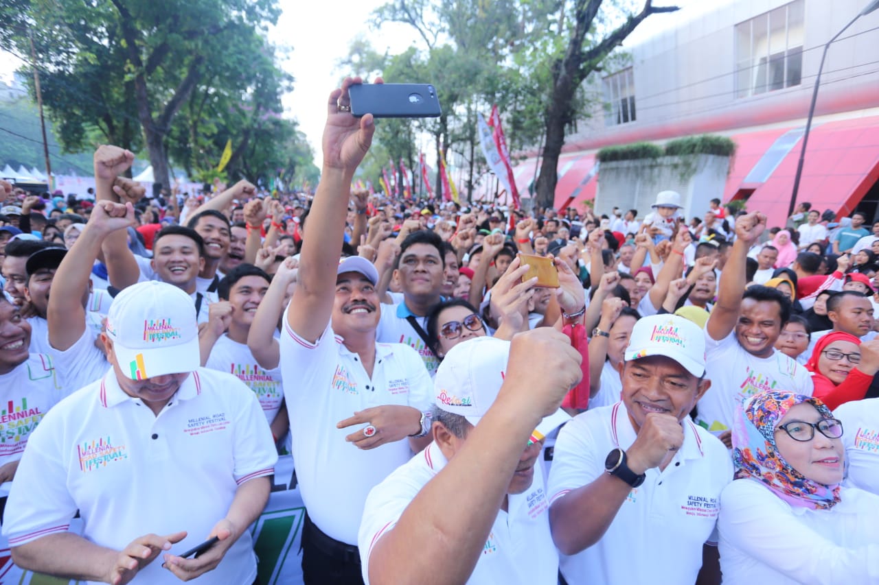 Kapolda Sumut Bersama Ribuan Masyarakat Sumut Meriahkan Millennial Road Safety Festival Dilapangan Benteng Med