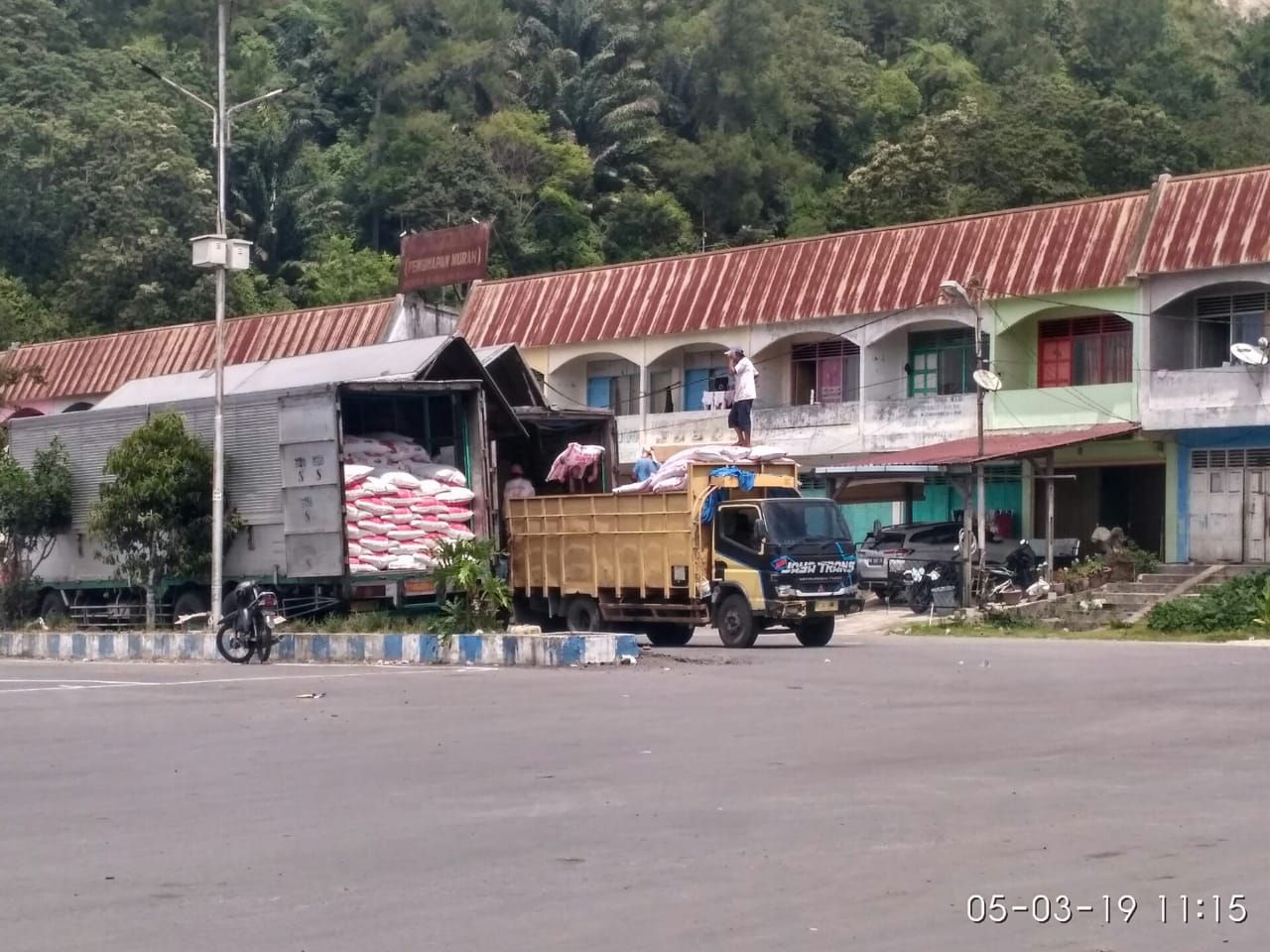 Bongkar Muat Pakan Ikan Kerambah Jaring Apung Menuai Protes oleh Warga Parapat