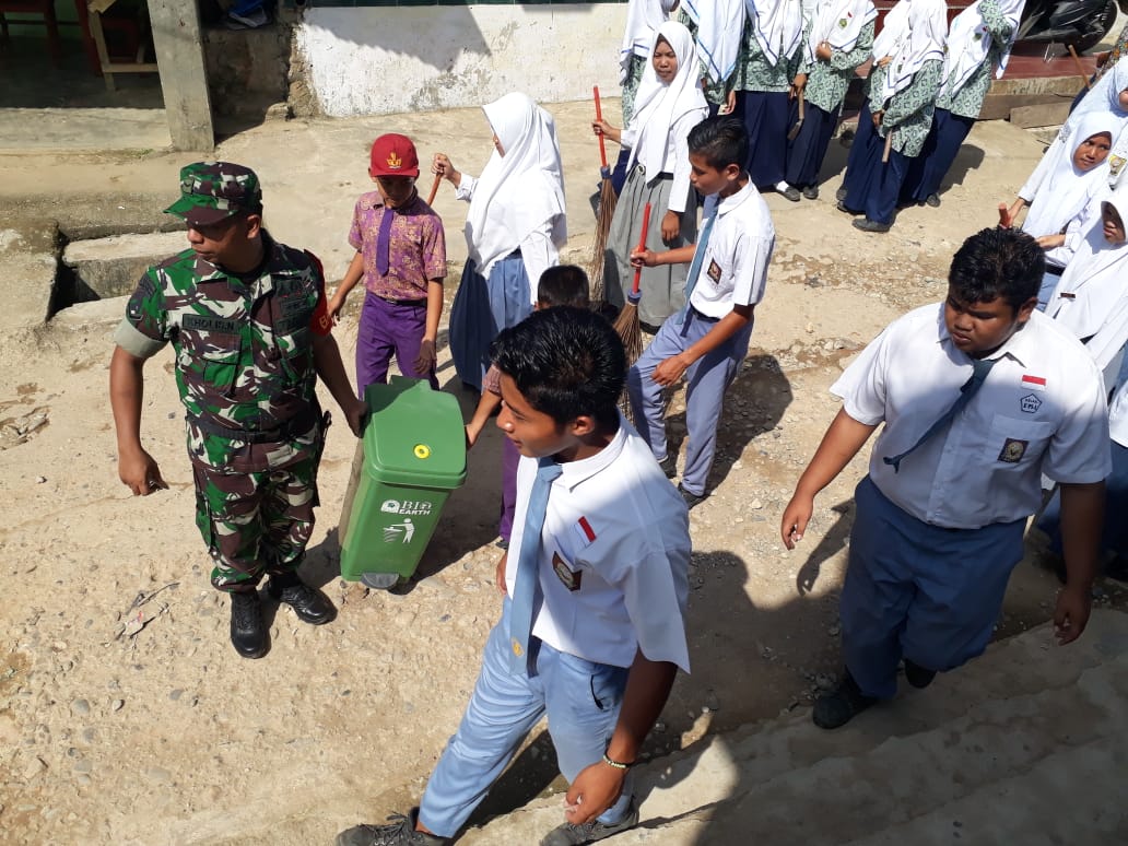 Peduli Kebersihan Lingkungan, Babinsa Koramil 16/Batang Natal Kerja Bakti Pembersihan Lingkungan Bersama Siswa