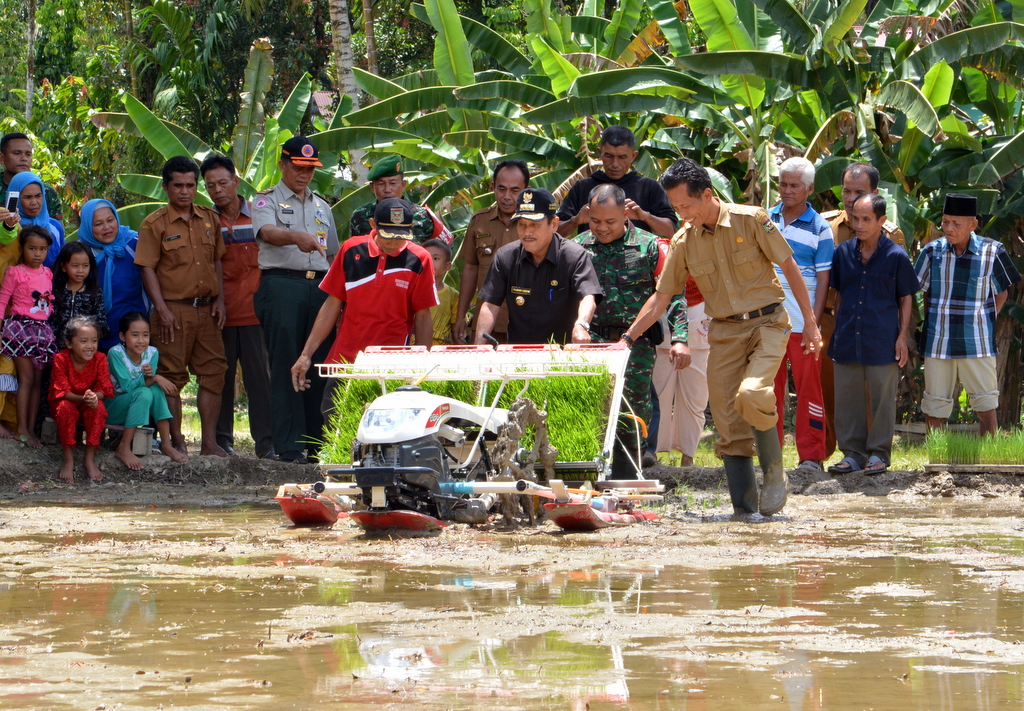 Tingkatkan Hasil Panen, Kelompok Tani Nagari Gunakan Mesin  Rice Tranplanter