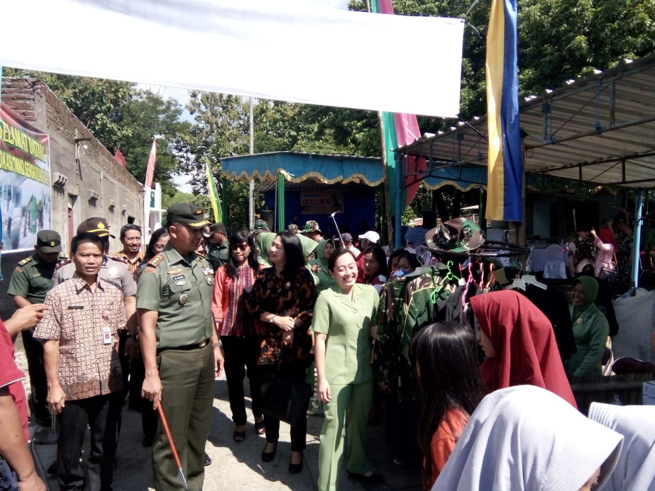 Ketua Persit Kartika Chandra Kirana Cabang L Kodim 0735/Ska Resmikan Bazar TMMD Mojosongo