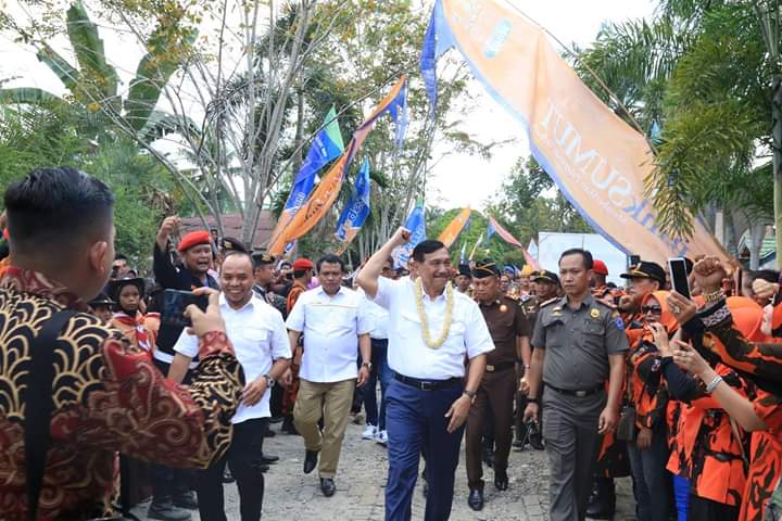 Masyarakat dan Bersama Plt Bupati Labuhanbatu Sambut kedatangan Menko Maritim.