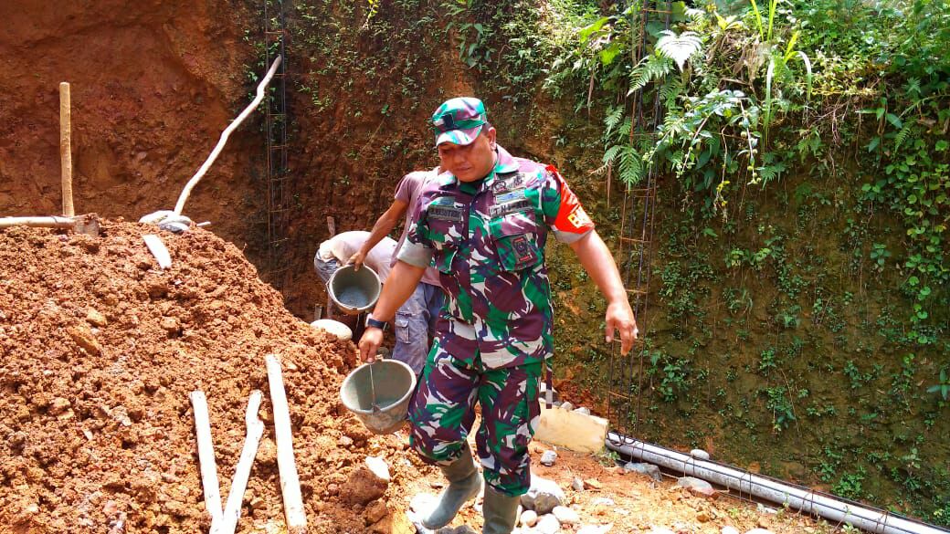 Dukung Kegiatan Kerohanian, Babinsa Koramil 16/Batang Natal Bersama Warga Bangun Balai Mengaji