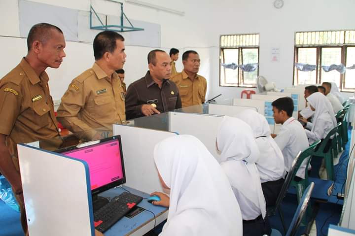 Plt Bupati Labuhanbatu monitoring UNBK di SMP Rantau Utara.