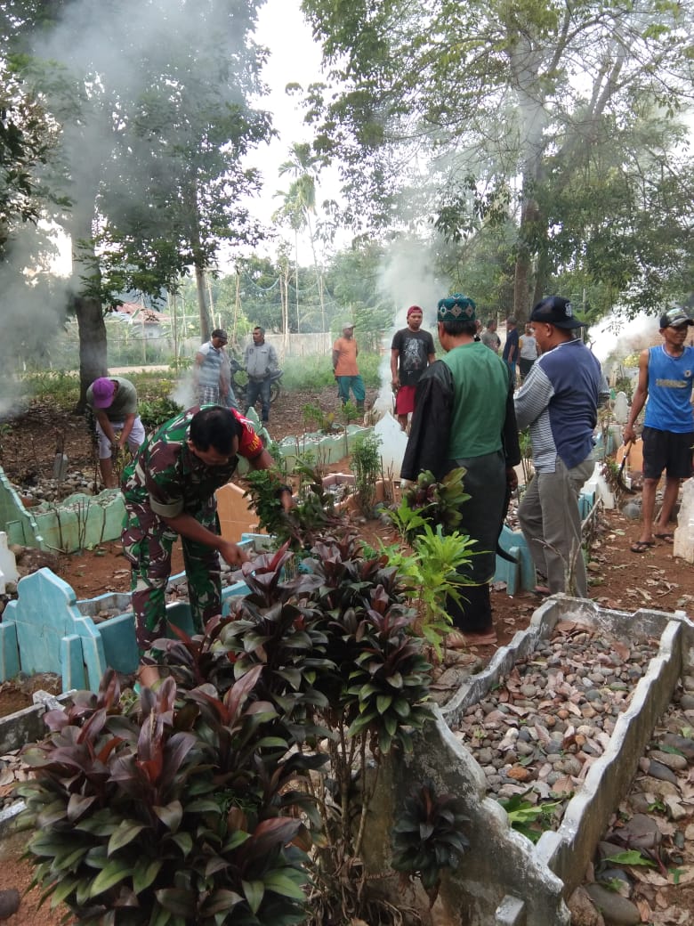 Sambut Bulan Ramadhan, Babinsa Koramil 13/Panyabungan Laksanakan Gotong Royong Pembersihan Tempat Pemakaman Um