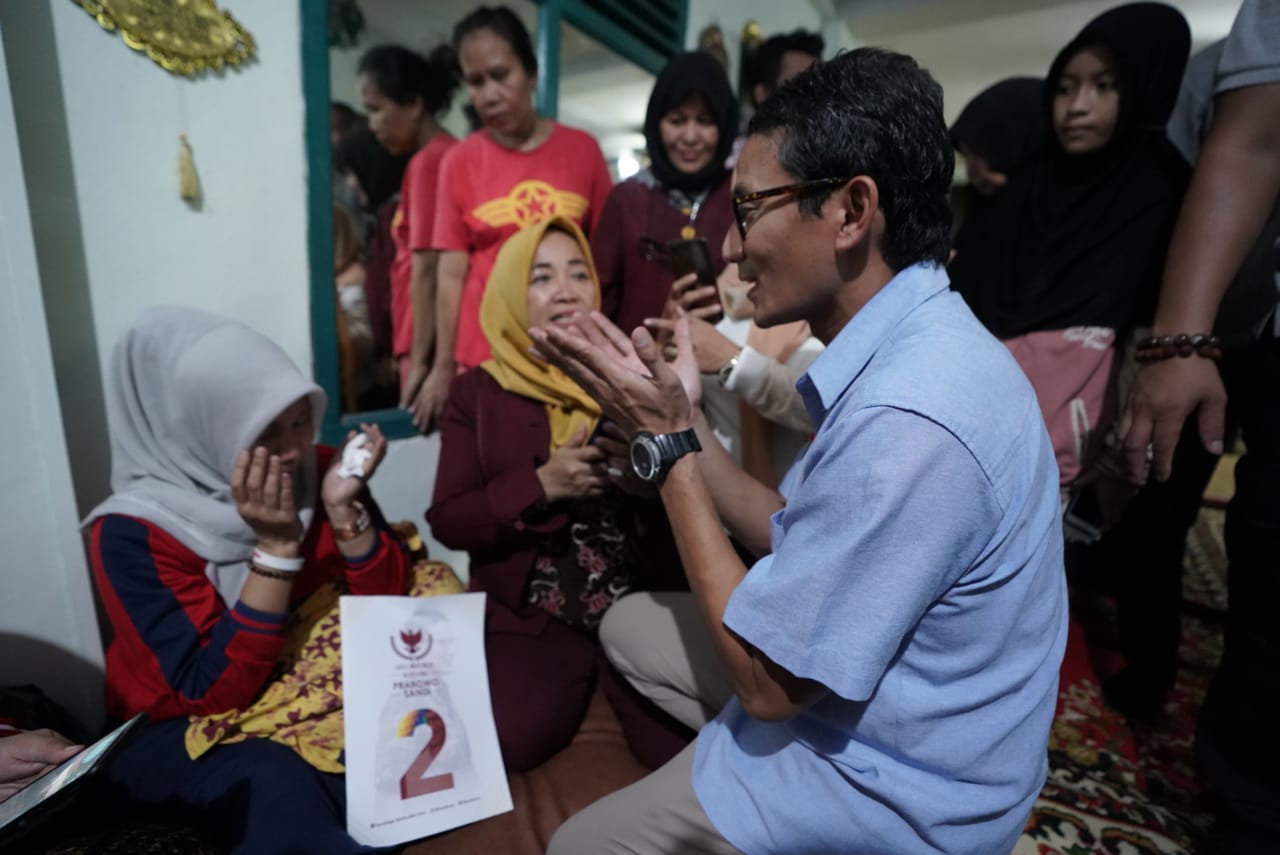 Sandiaga Jenguk Relawan yang Alami Kecelakaan di Luar Batang