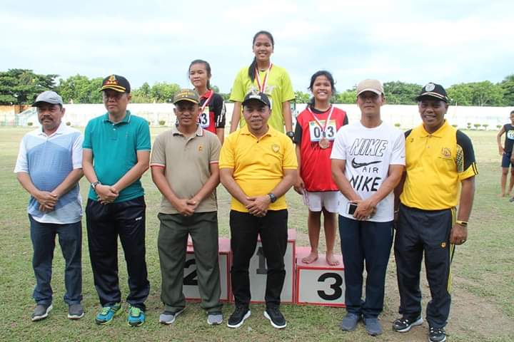 PLT Bupati Labuhanbatu Sematkan Medali Emas Kepada Juara Pertama Cabang Atletik