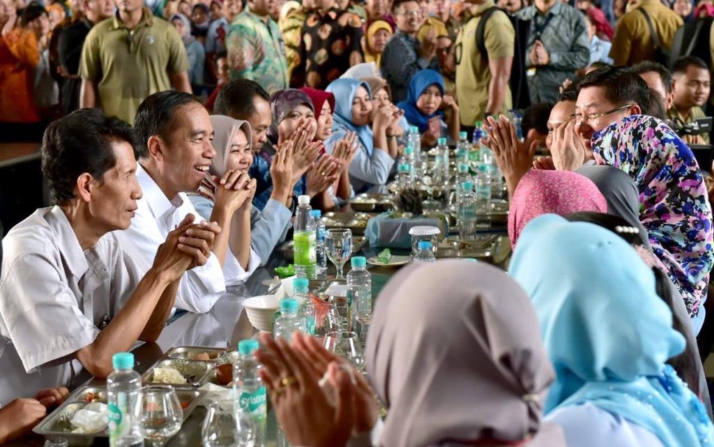 Presiden Jokowi Tinjau Pabrik Sepatu dan Makan Siang Bersama Pekerja Pabrik