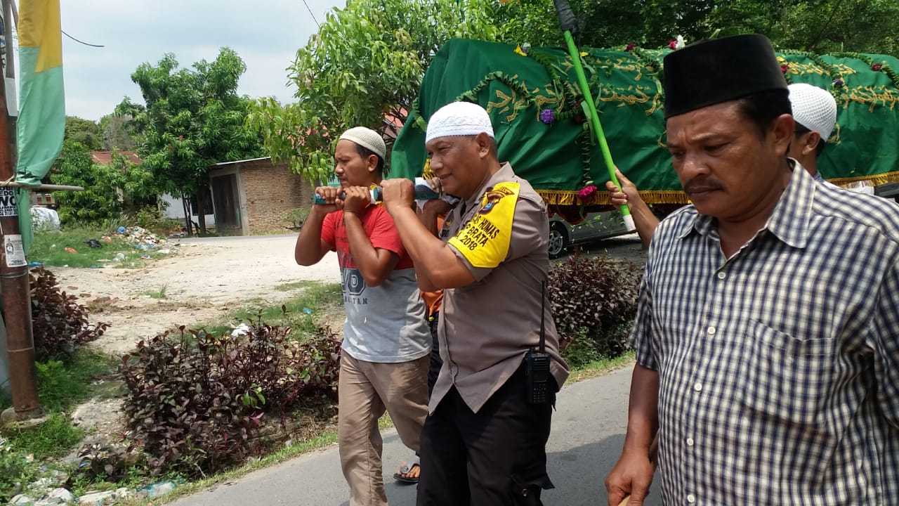 Kepedulian Kompol Subroto Antarkan Jenazah Warga Ke Pemakaman