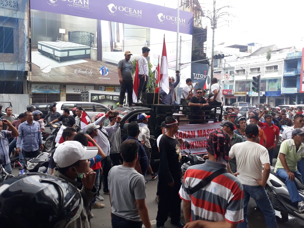 Terkait Pemberitaan, Ratusan Massa Demo di Gedung Harian Waspada.