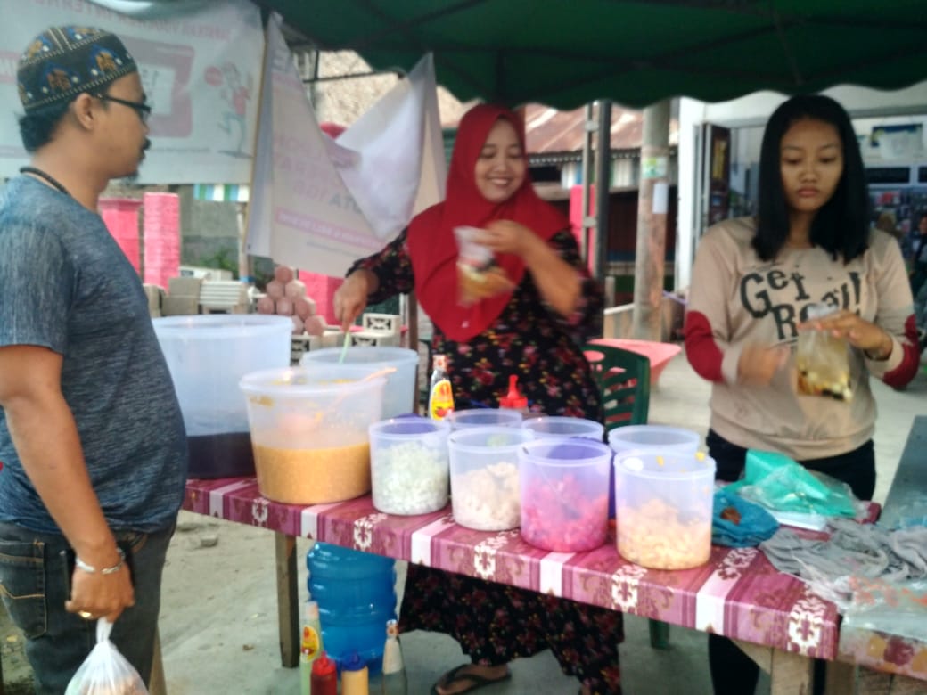 Berkah Ramadhan Bagi Ibu Tini Pedagang Es Buah Laris Manis