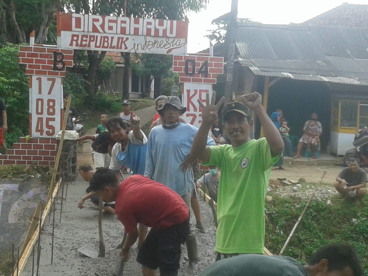 Tak Kunjung Turun Bantuan, Warga Kp Tegal Kali Baru Adakan Penggalangan Dana Perbaikan Jembatan