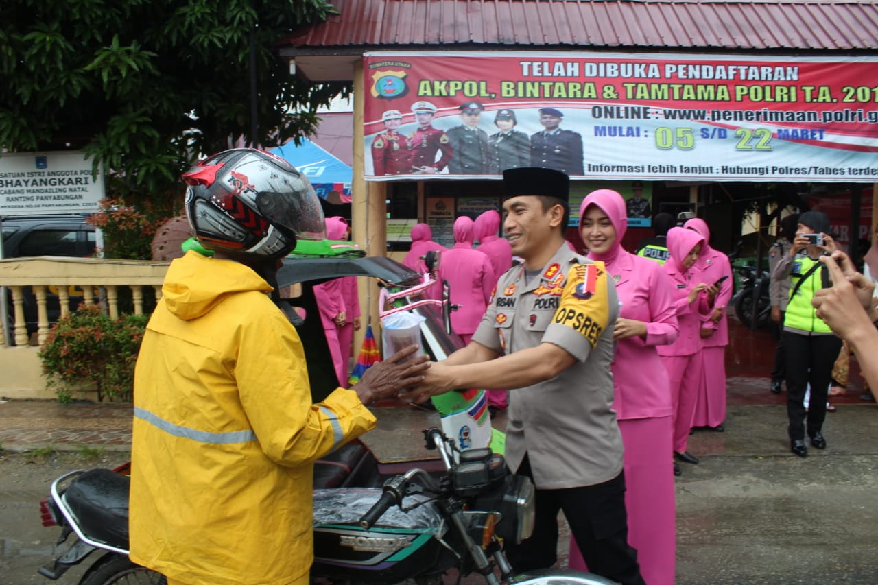 Indahnya Berbagi di Bulan Ramadhan , Polres Mandailing Natal Bagi Takjil Kepada Pengendara Kendaraan Bermotor