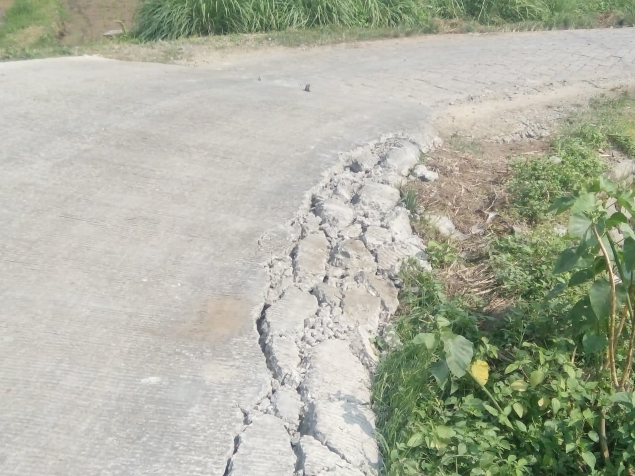 Baru Saja Rampung, Jalan Beton di Desa Sukamurni Balaraja Hancur Di Lintasi Mobil Molen