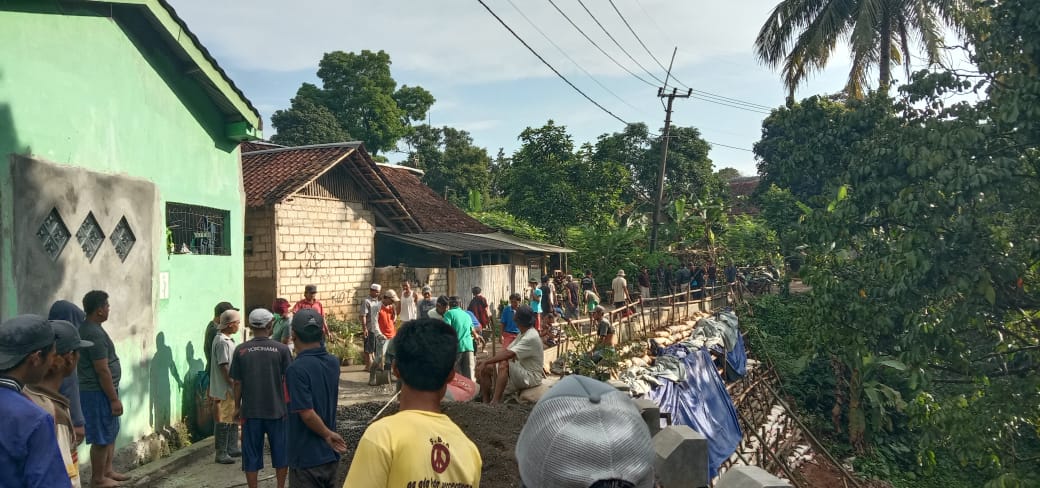 Wabah Corona Tidak Menghalangi Warga Cibereum Gotong Royong Perbaiki Jalan Yang Longsor