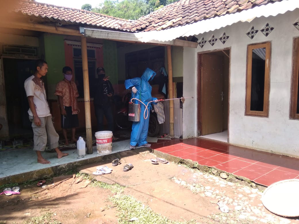 Cegah Covid-19, Desa Petir Kecamatan Dramaga Lakukan Penyemprotan Rutin Setiap Minggu