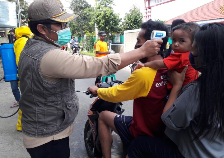 Cegah Penyebaran Covid-19, Kades Gunung Bunder Lakukan Pengecekan Suhu Tubuh dan Penyemprotan Disinfektan Kepa