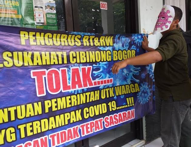 Bansos Diduga Tidak Adil, Pengurus RT dan RW Segel Kantor Kelurahan Sukahati