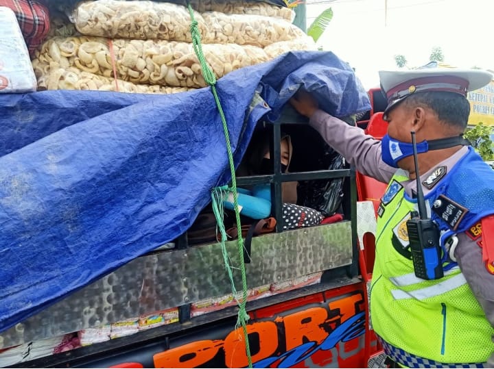 Mudik Sembunyi Dibalik Tumpukan Kerupuk, Ketahuan Petugas di Merak