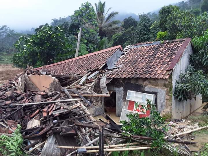 13 Rumah di Leuwisadeng Hancur Diterjang Longsor, Satu Orang Meninggal Dunia