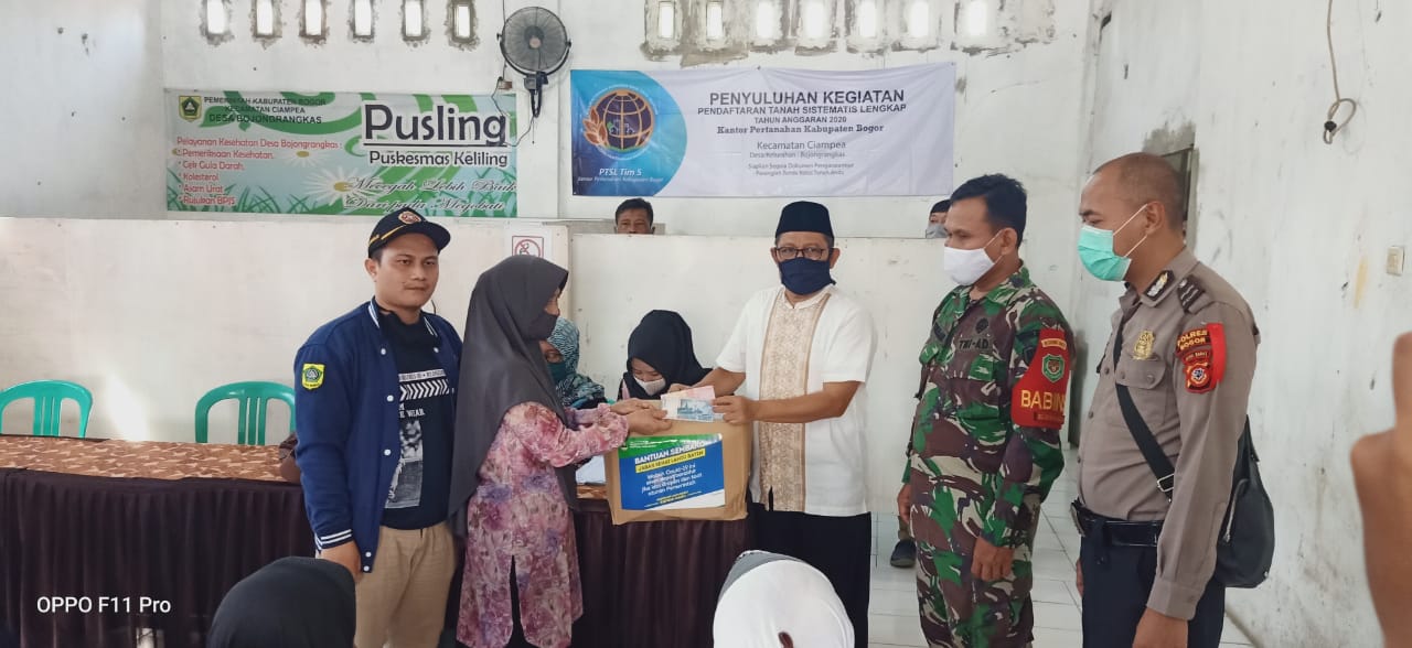 Pemdes Bojong Rangkas Bagikan Banprov Kepada Warga Terdampak Covid-19