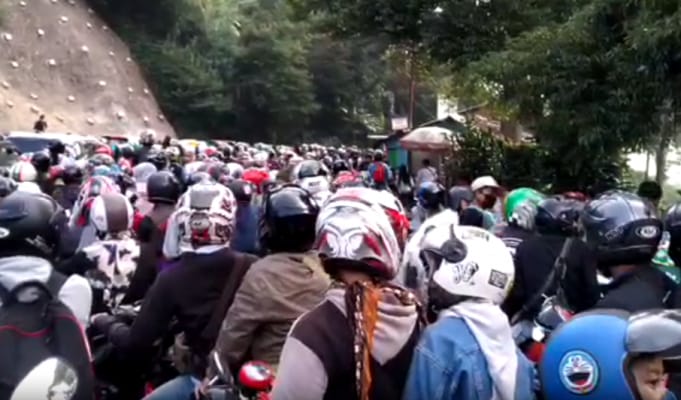 Masih Status PSBB, Puncak Bogor Jadi Lautan Manusia dan Kendaraan