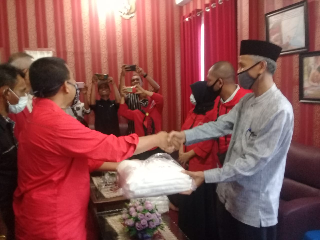 DPC PDIP Simeulue Serahkan Hazmat ke Dinkes “Bulan Bung Karno”