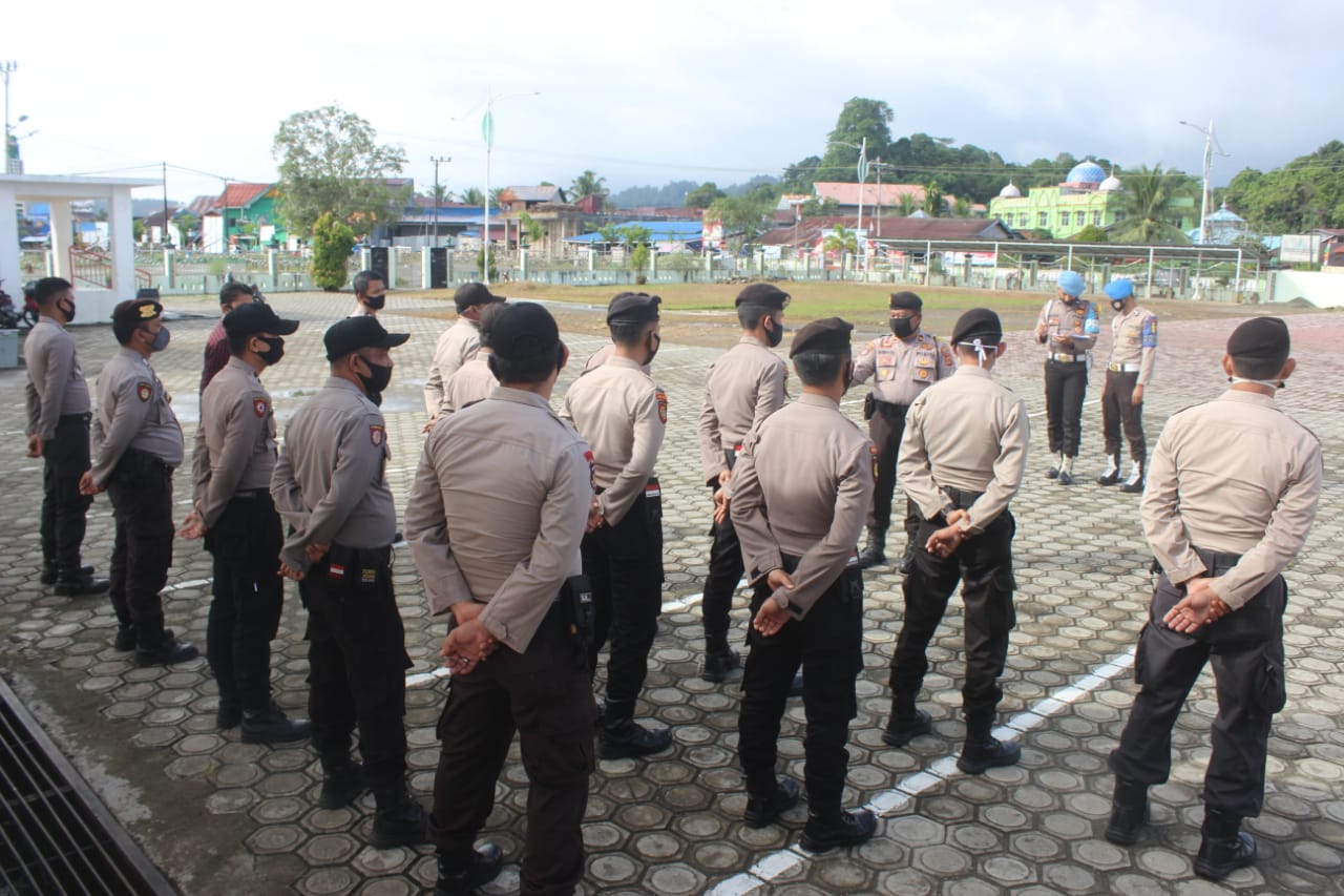 Hari Bhayangkara, Polres Simeulue Lakuakan Bakti Sosial Bersihkan Masjid