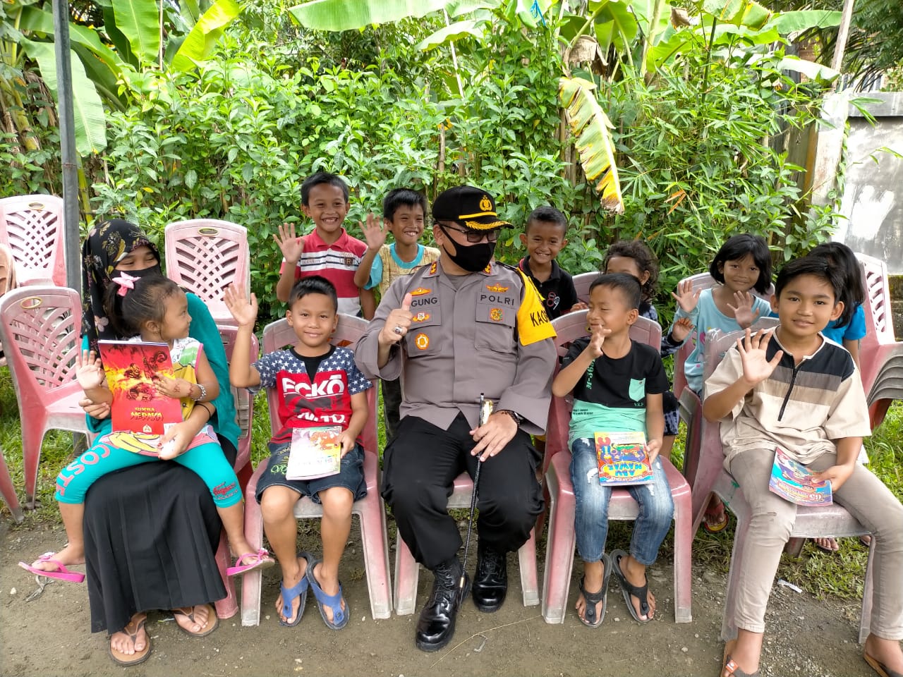 Polres Simeulue Peduli, Bagikan Alat dan Seragam Sekolah