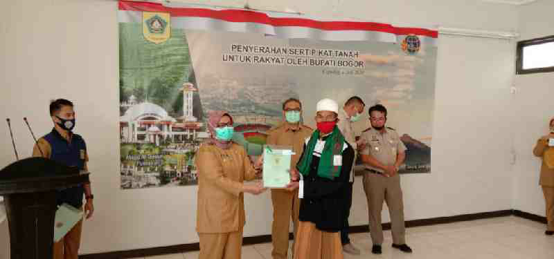 Bupati Bogor Menyerahkan Sertifikat Kepada Masyarakat di kantor Camat Cigudeg