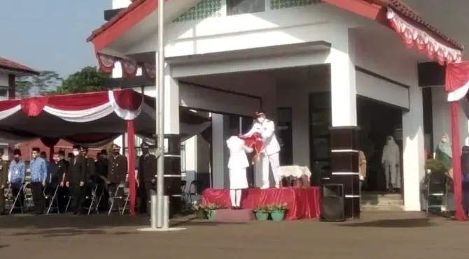 Suatu Kebanggaan Anak Dari Penjual Gorengan Keliling, Melihat Anaknya Ikut Dalam Pengibaran Bendera, di Kecama