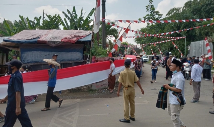 Bendera Sepanjang 250 Meter di Arak Warga Desa Cihideung Udik