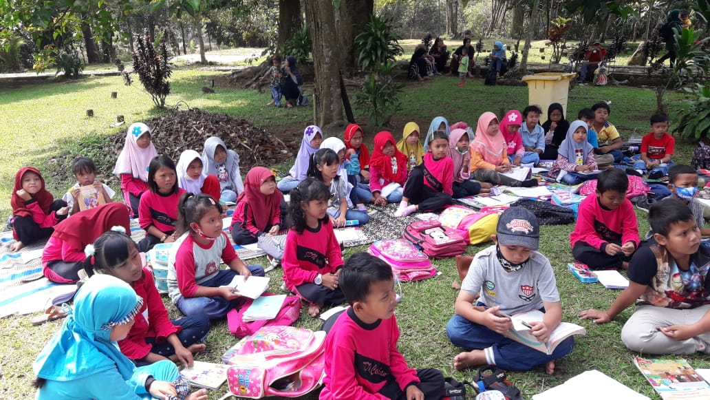 Masih Dalam Pandemi Covid-19, SDN Cemplang 01 Cibungbulang Belajar di Alam Terbuka