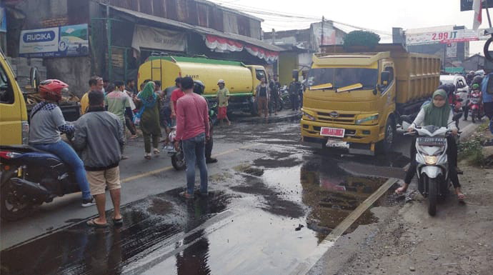 Tangki Minyak Curah Bocor di Jalan Raya Ciampea, Sejumlah Pengendara Motor Terjatuh