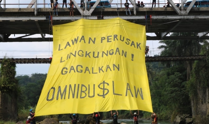 Tolak Omnibus Law, Mapala Bogor Pasang Spanduk Penolakan di Jembatan Leuwiliang