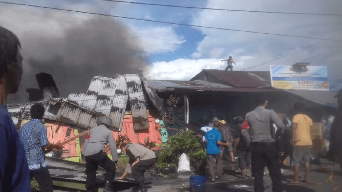 Kelurahan Tiga Runggu: Empat Rumah Warga di Lalap Sijago Merah