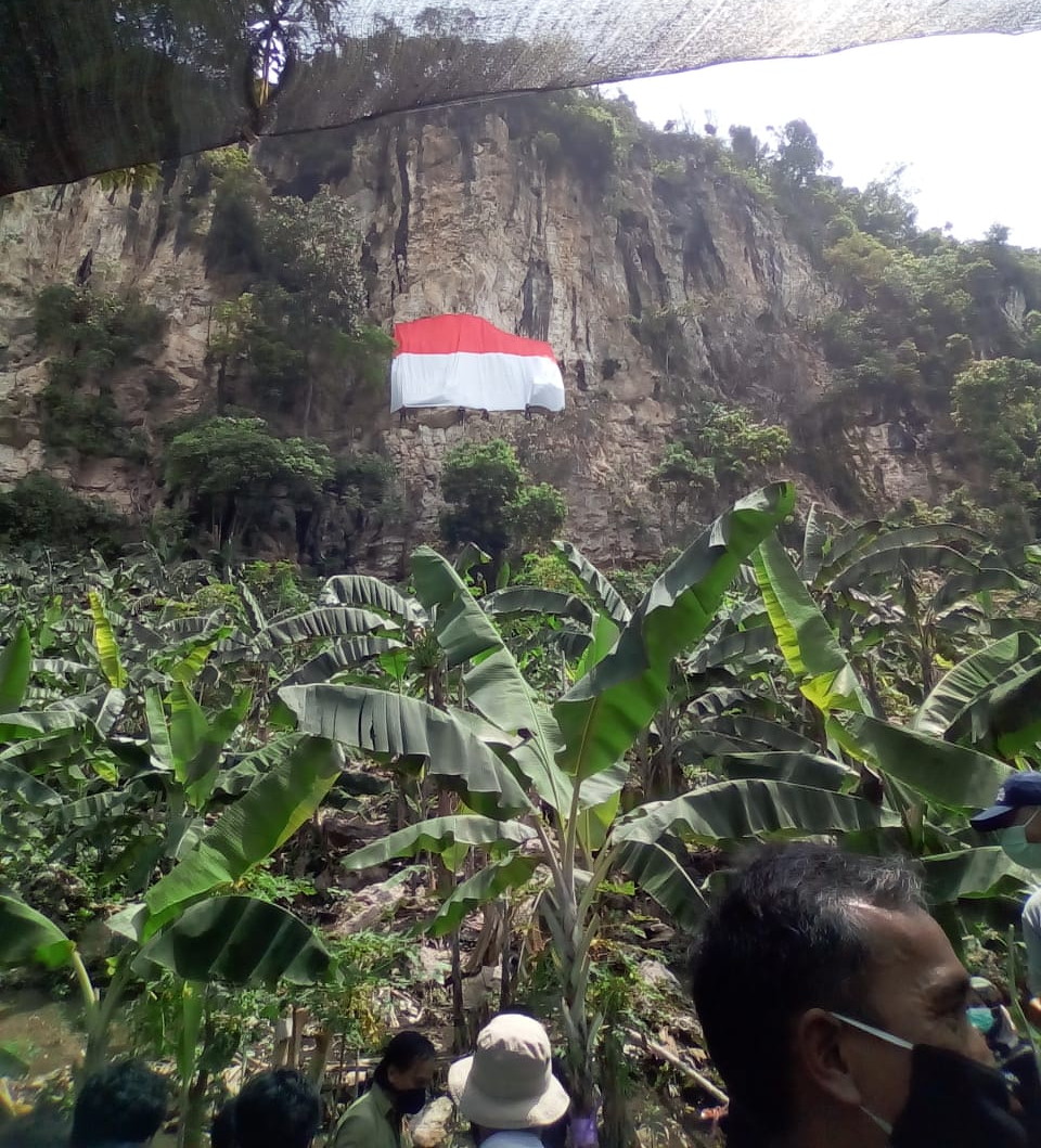 Peringati Hari Sumpah Pemuda, Palindo Bentangkan Bendera Raksasa di Tebing Lidah Jeger