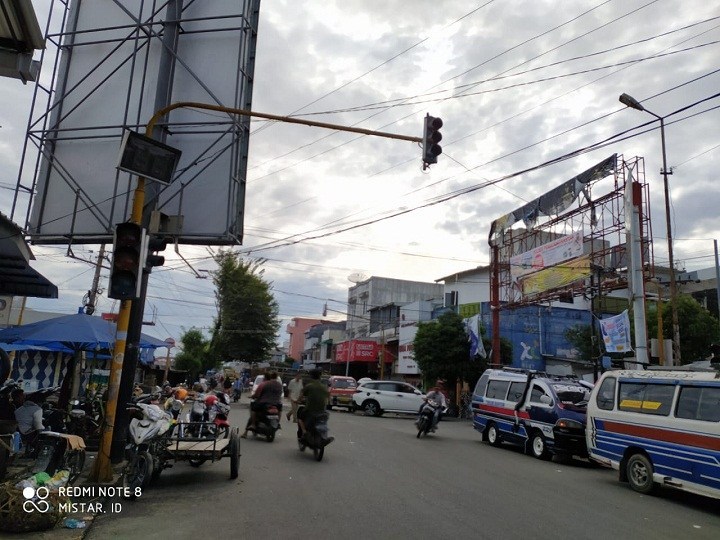 Lampu Lalin Tidak Berfungsi, Arus Kendaraan jadi Semrawut