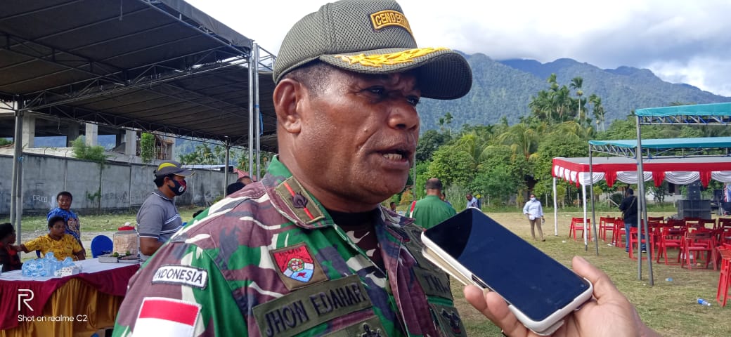 Danramil Sentani Serahkan bantuan Cat Untuk mendukung Program Kotaku di kampung Sereh