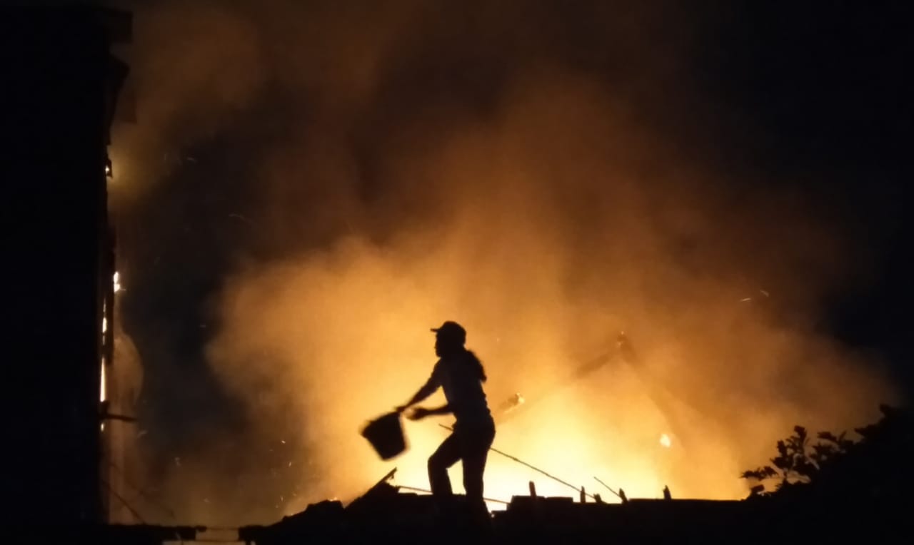 Diduga Konsleting Listrik, Rumah Kontrakan Ditinggal Penghuni Ludes Terbakar