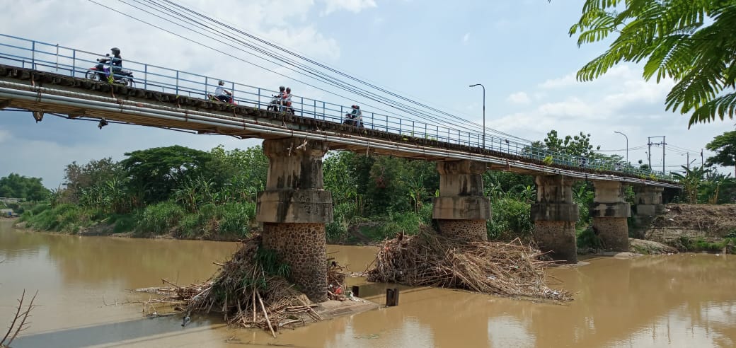 Dua Pilar Jembatan Belanda Ambles, Bahayakan Pelintas